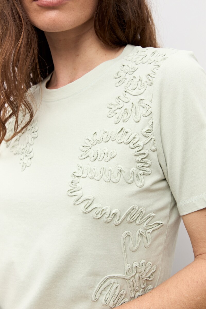 Remera apliques florales verde pastel