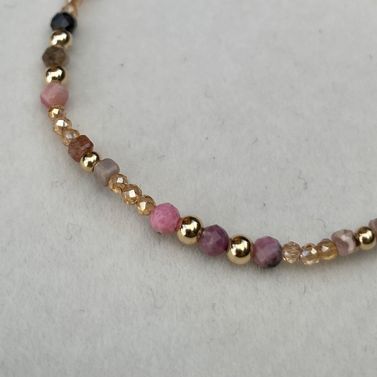 Pulsera MATILDE, Goldfilled, cristal y piedras naturales 