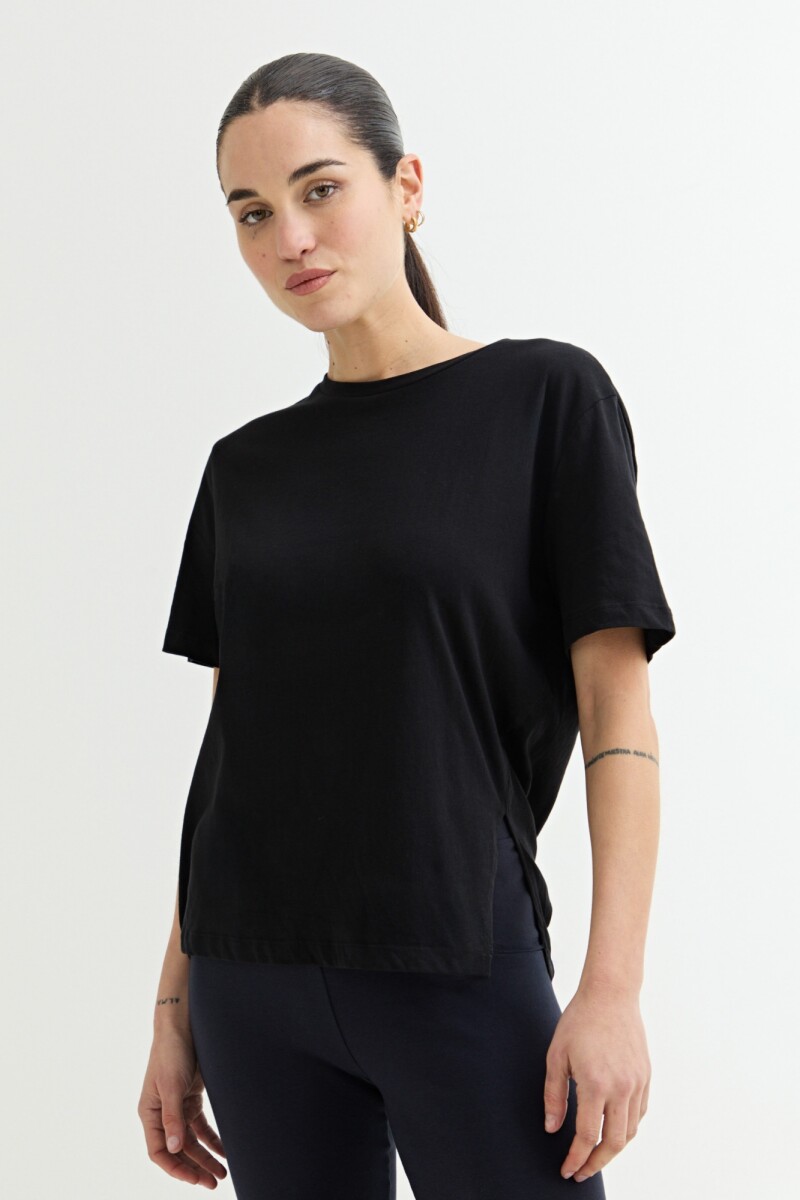 Remera con tajo NEGRO