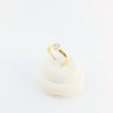 Anillo de oro 18 ktes con circonia engarzada a la inglesa. Anillo de oro 18 ktes con circonia engarzada a la inglesa.