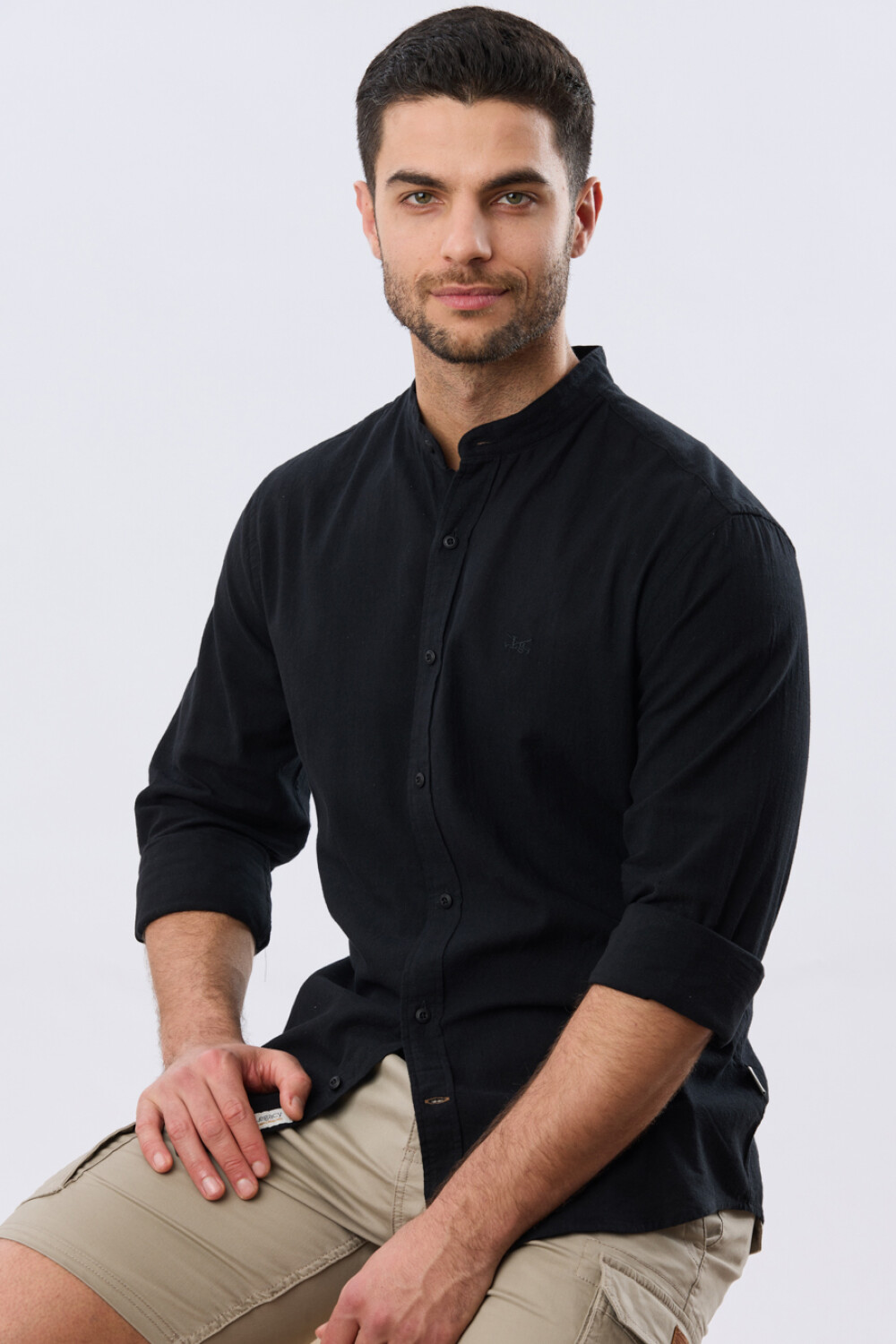 CAMISA LISA DE LINO CUELLO MAO Negro