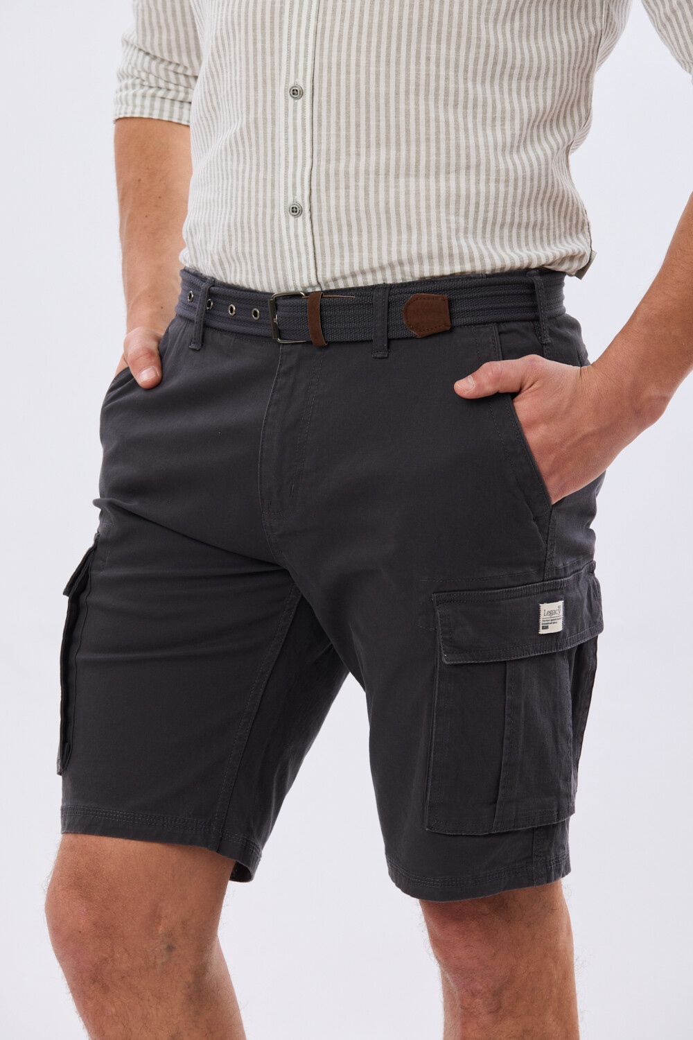 BERMUDA CARGO CON CINTO Gris