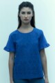 Remera escote base con broderie azul francia