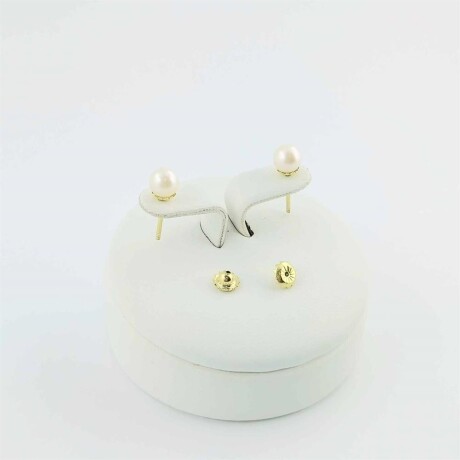 Par de caravanas de oro 18Ktes y perla de cultivo, 5 1/2 mm. Par de caravanas de oro 18Ktes y perla de cultivo, 5 1/2 mm.