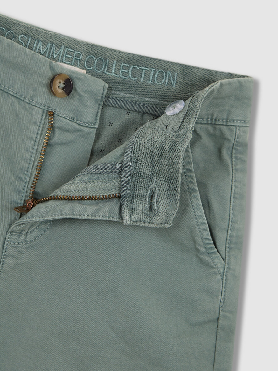 Chino Corto De Sarga Verde Oscuro