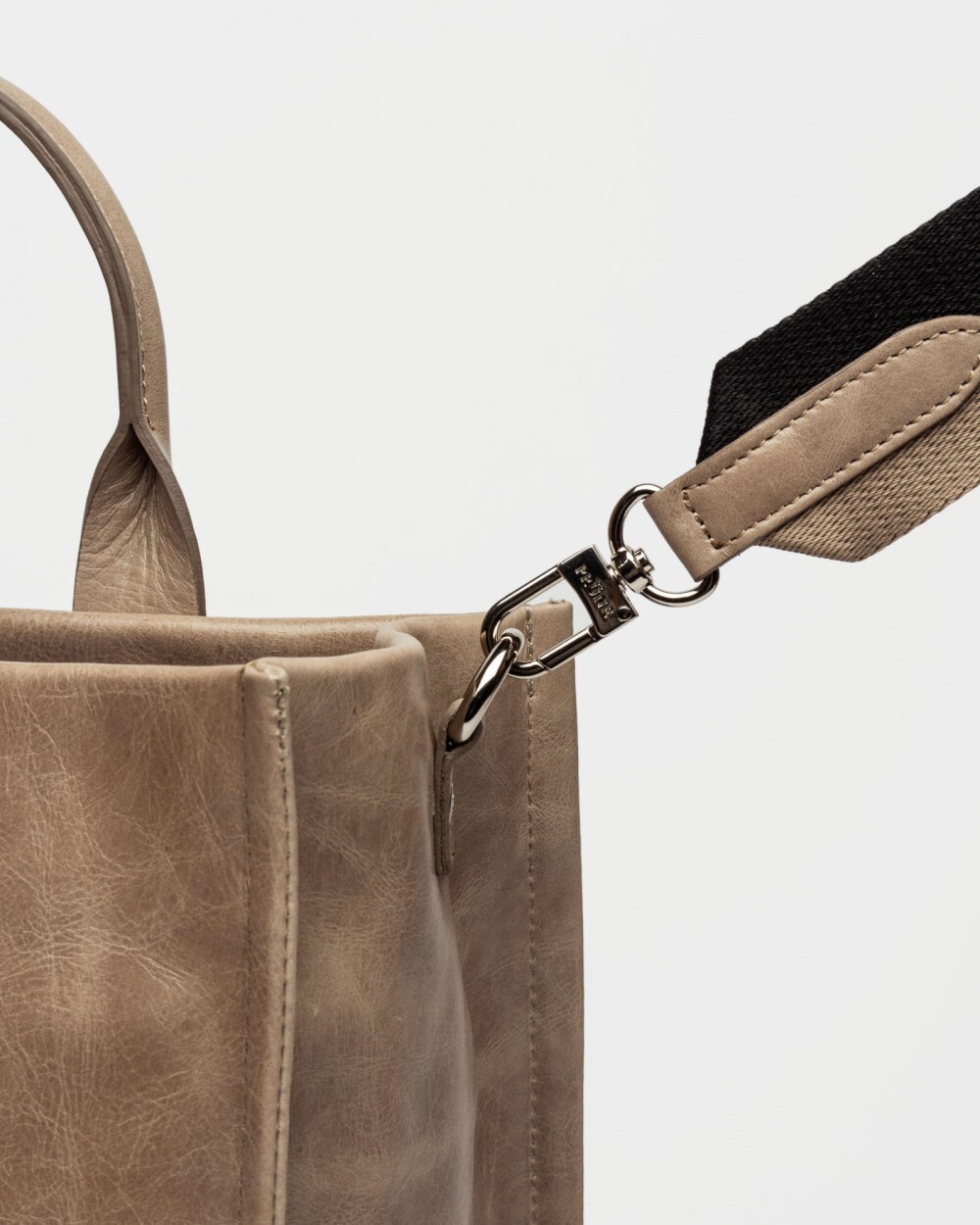 Cartera de Mano Capri En Cuero Liso Taupe