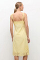 Vestido con encaje amarillo claro