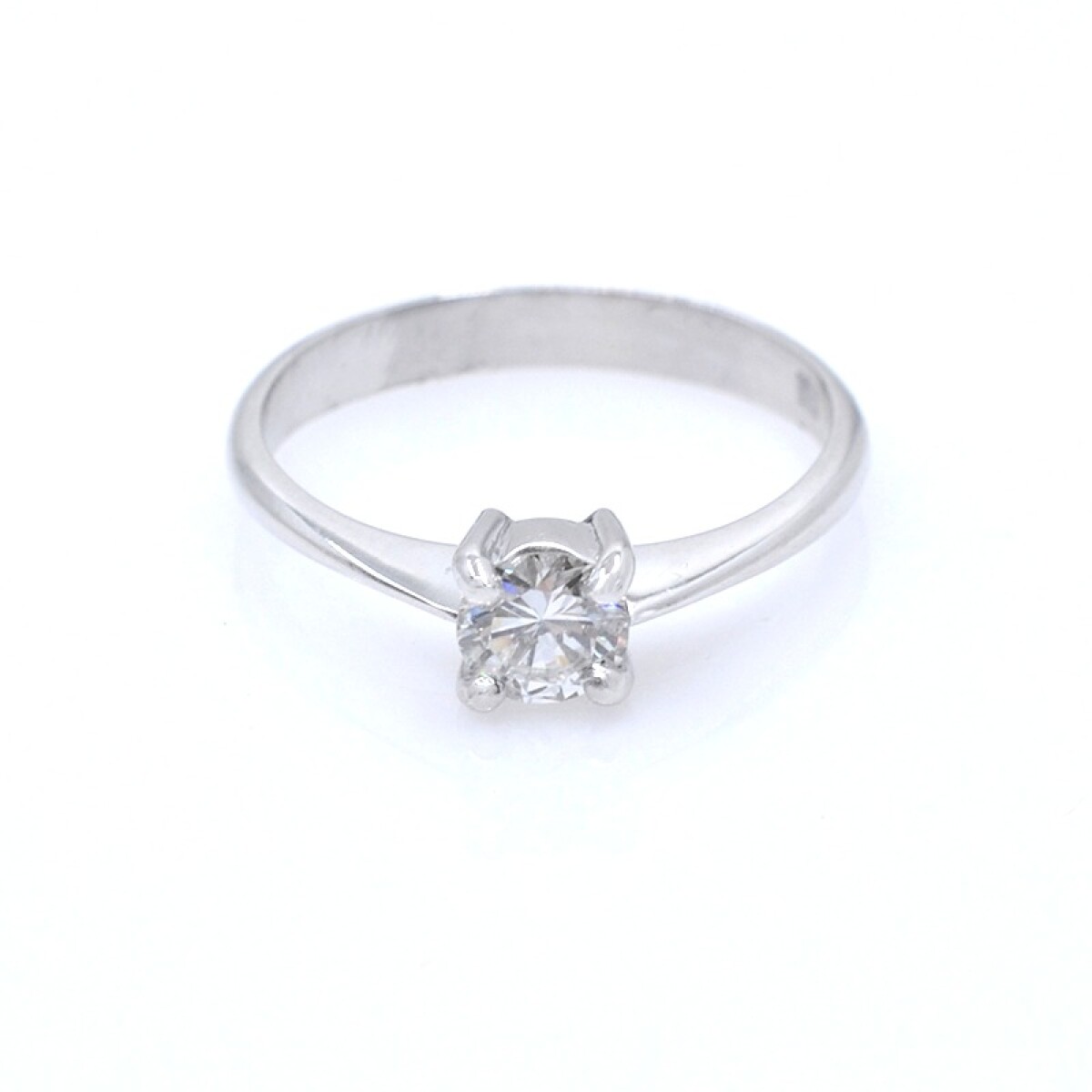 Anillo en oro 18k blanco y brillante. 