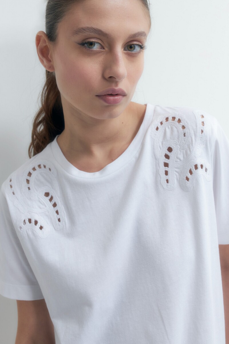 Remera con apliques bordados blanco