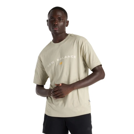 Remera New Balance de Hombre -Reimagined Graphic- MT51506OVN OLIVINE