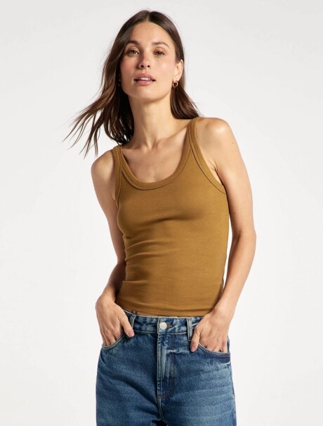 MUSCULOSA BÁSICA SLIM MARRÓN