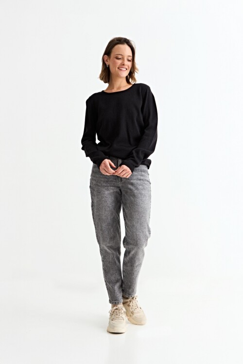 Sweater con detalle en manga NEGRO