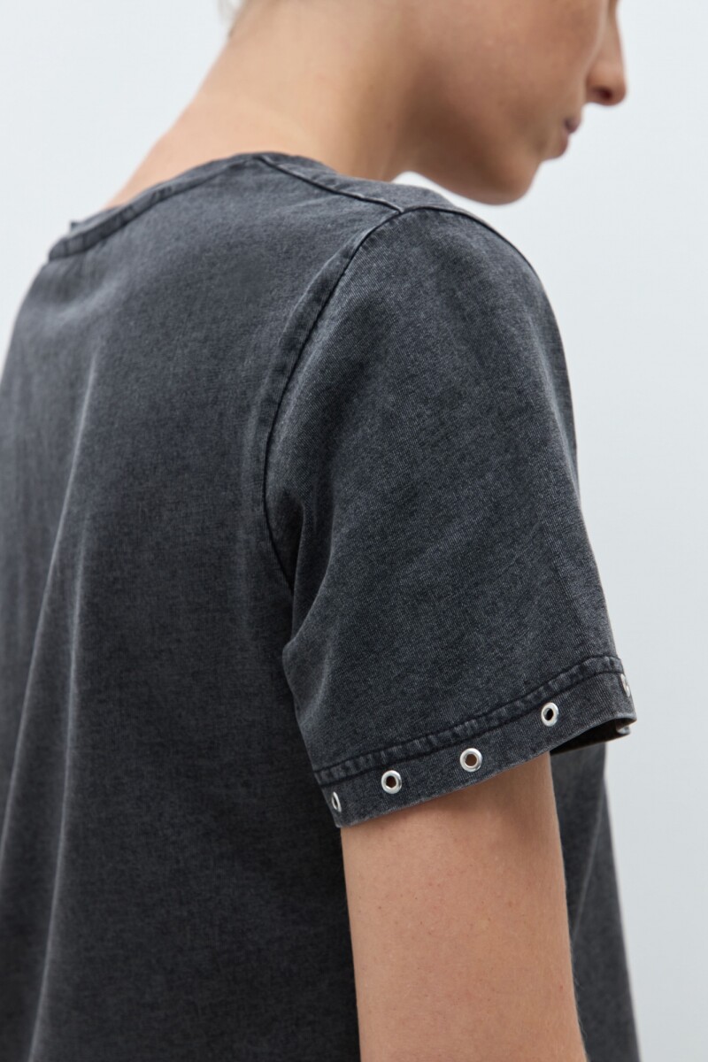 Remera con ojalillos metálicos negro