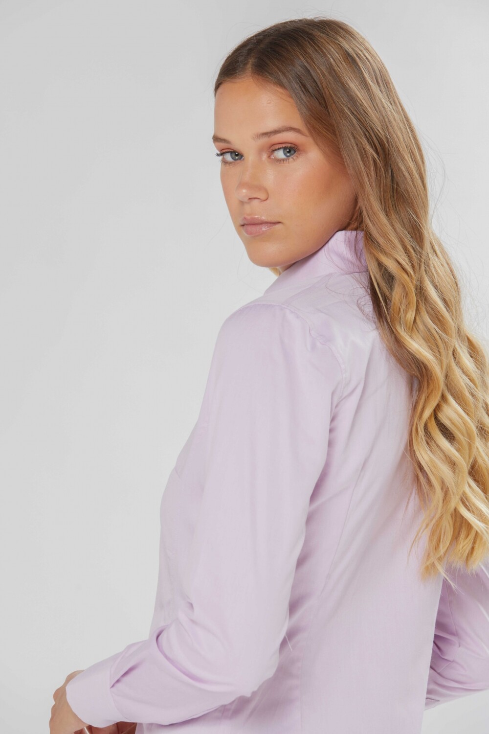 CAMISA LISA CON SPANDEX Lila