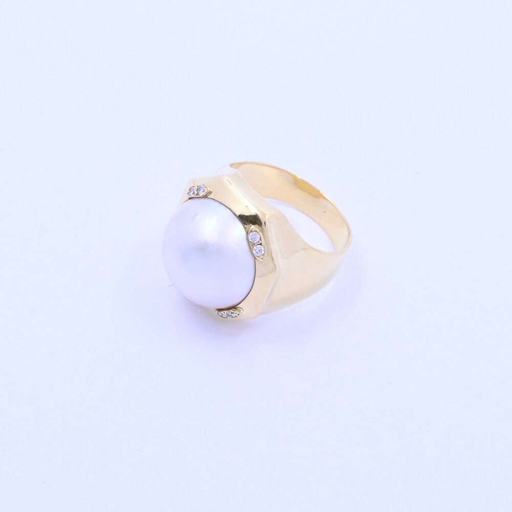 Anillo oro 18k con madre perla y brillantes. Anillo oro 18k con madre perla y brillantes.