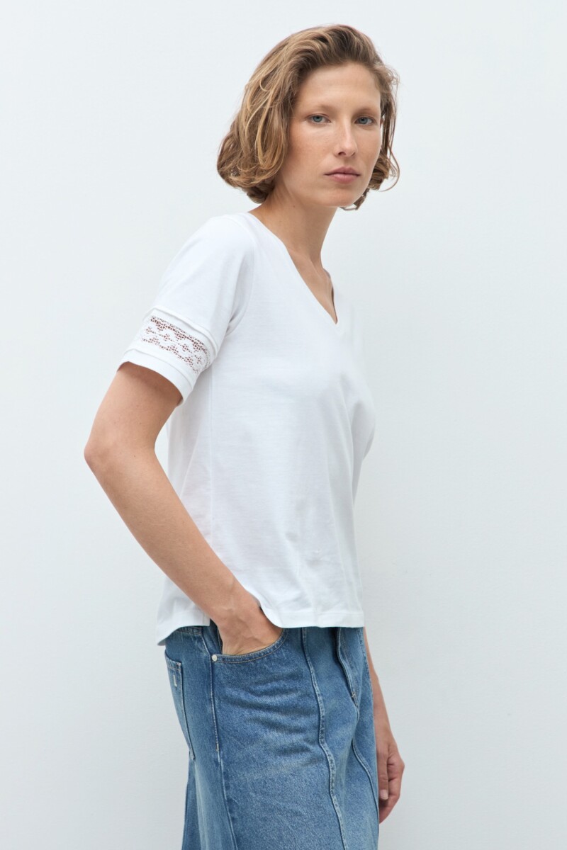 Remera con puntilla blanco
