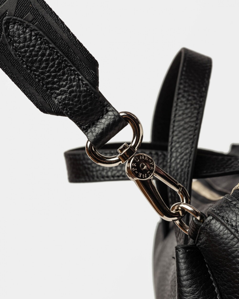 Cartera de mano Resort en cuero graneado Negro