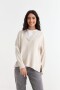 Sweater con cuello abierto y tajos laterales CRUDO