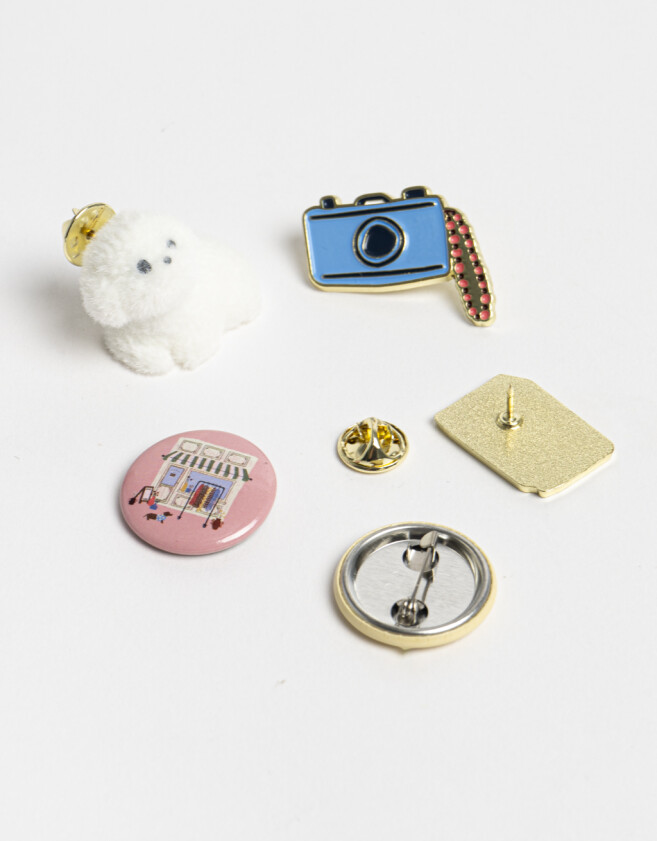 Pin Set De 5 Pins: 2 Esmaltados, 2 De Chapita Y 1 De Felpa - Combinacion Multicolor