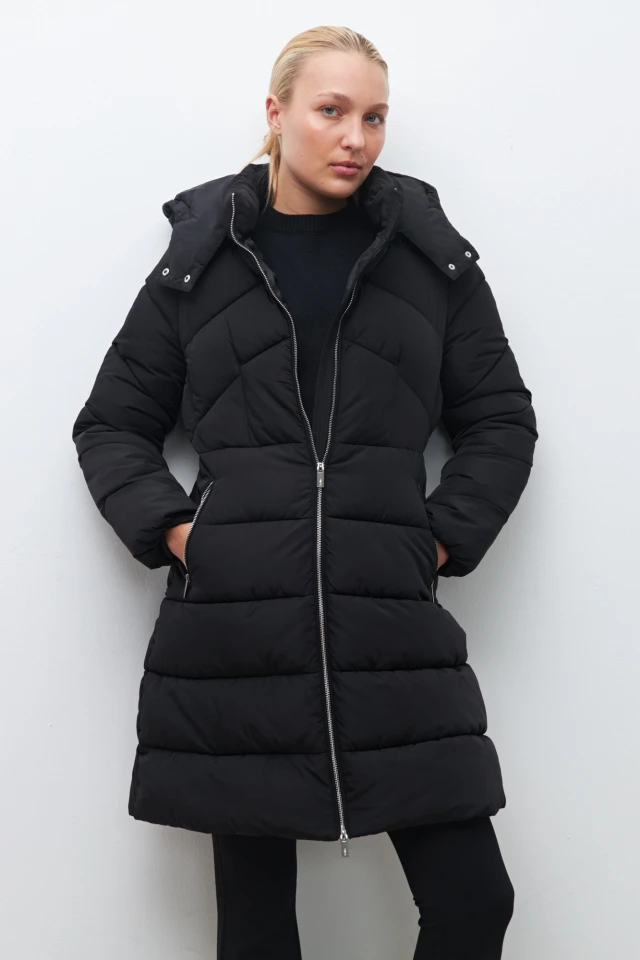 Campera capitoneada con capucha desmontable negro
