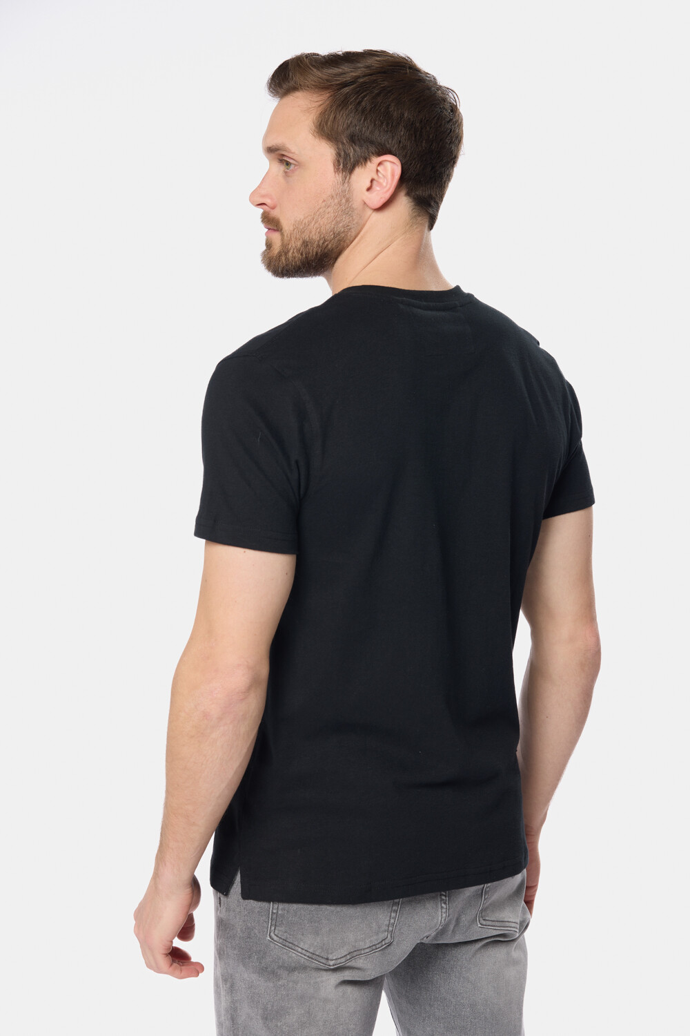 REMERA LISA CON BOTONES Negro