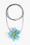 Collar cordón flor petálos mostacilla celeste