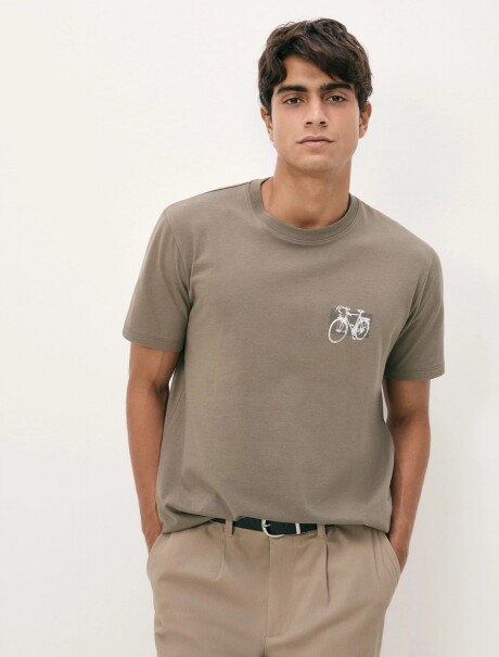 CAMISETA CON ESTAMPA MODELO REGULAR MARRÓN