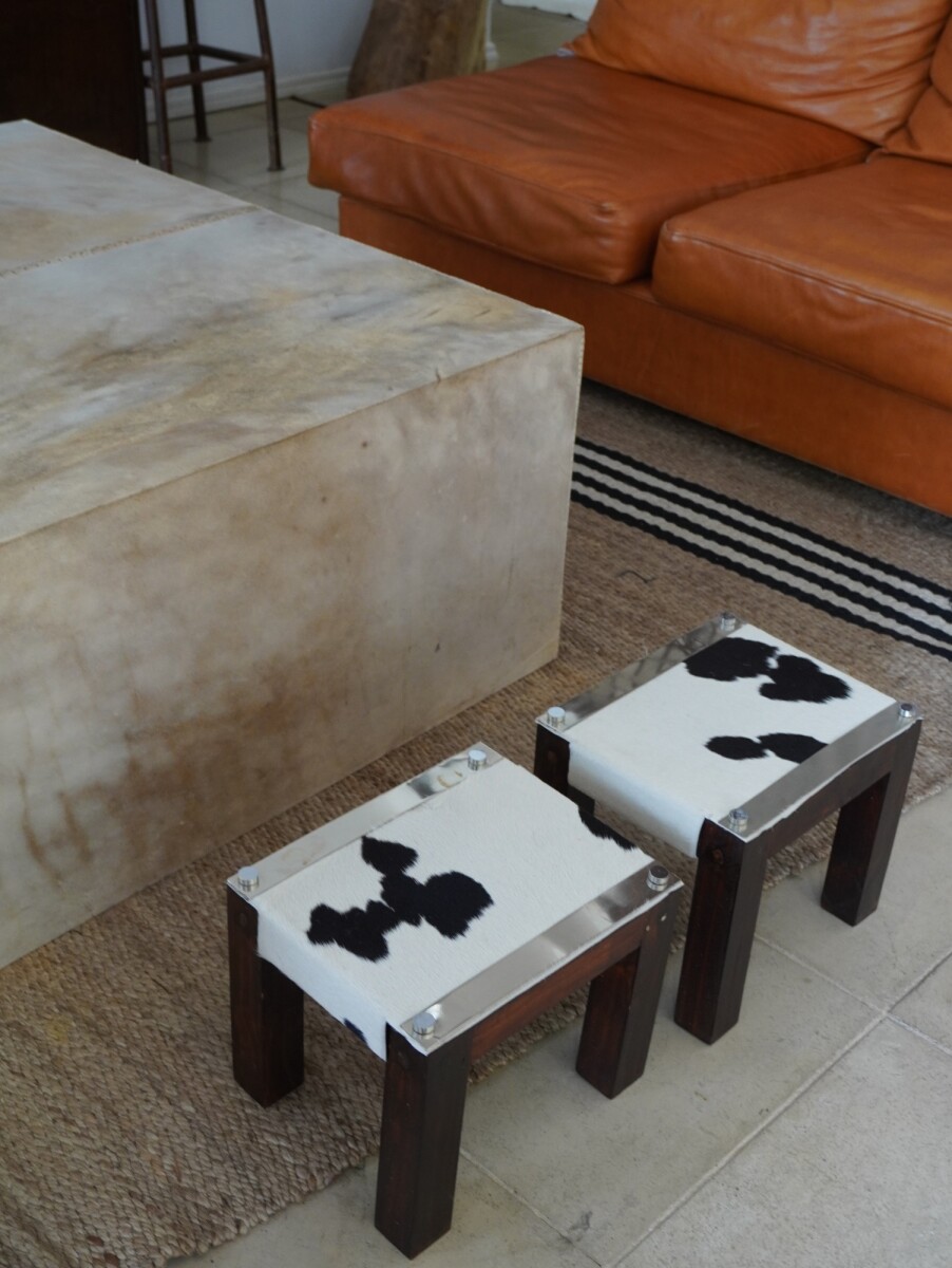 Petit Stool - Cowhide oscuro 
