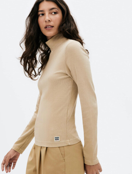 POLERA BÁSICA CON ELASTANO BEIGE