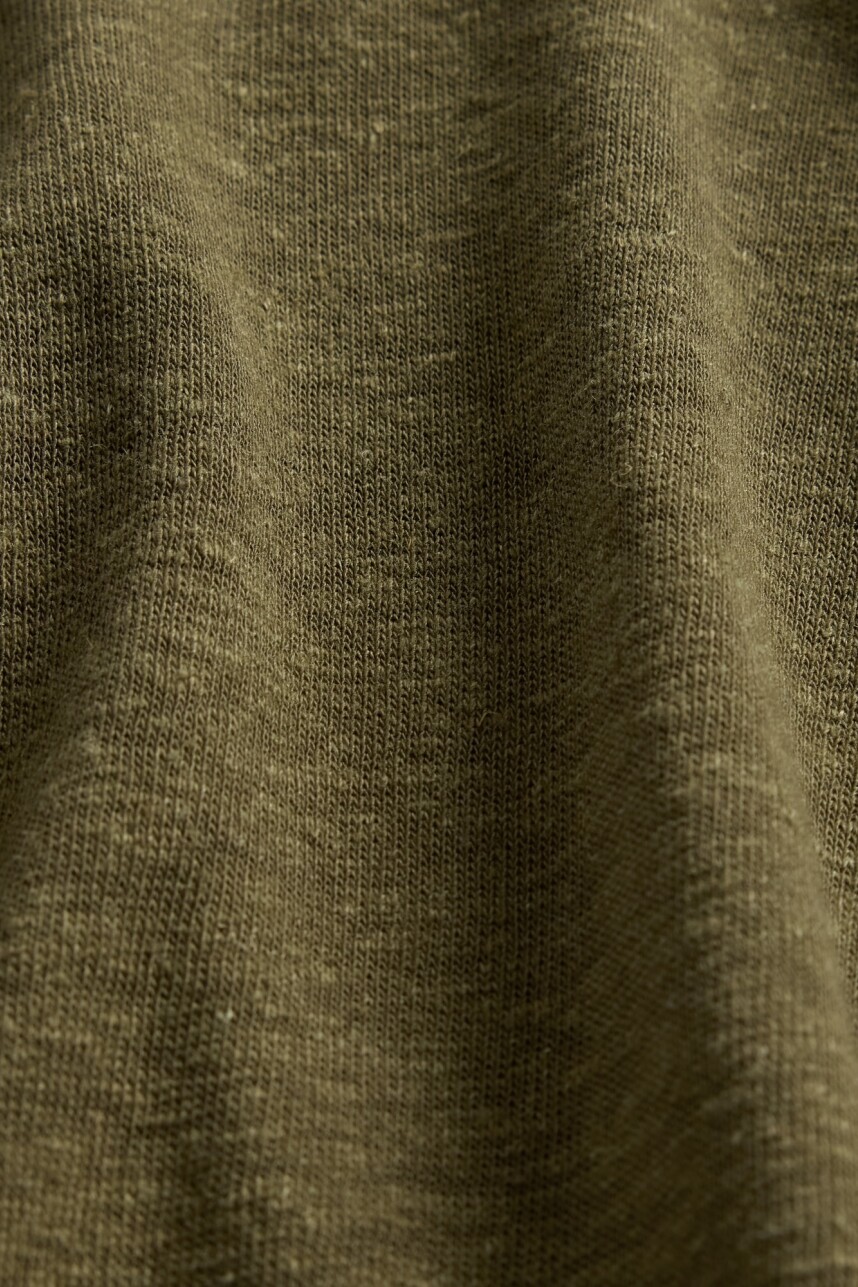 Remera Lino Crop Manga Corta Mujer Dark Olive 19-0516 Tcx