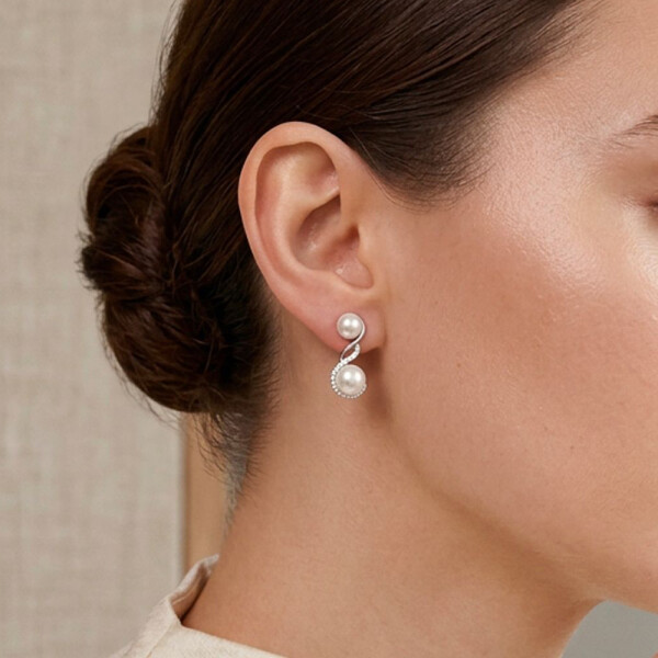 Caravanas Sinfónica en oro blanco 18K con perlas y brillante Caravanas Sinfónica en oro blanco 18K con perlas y brillante