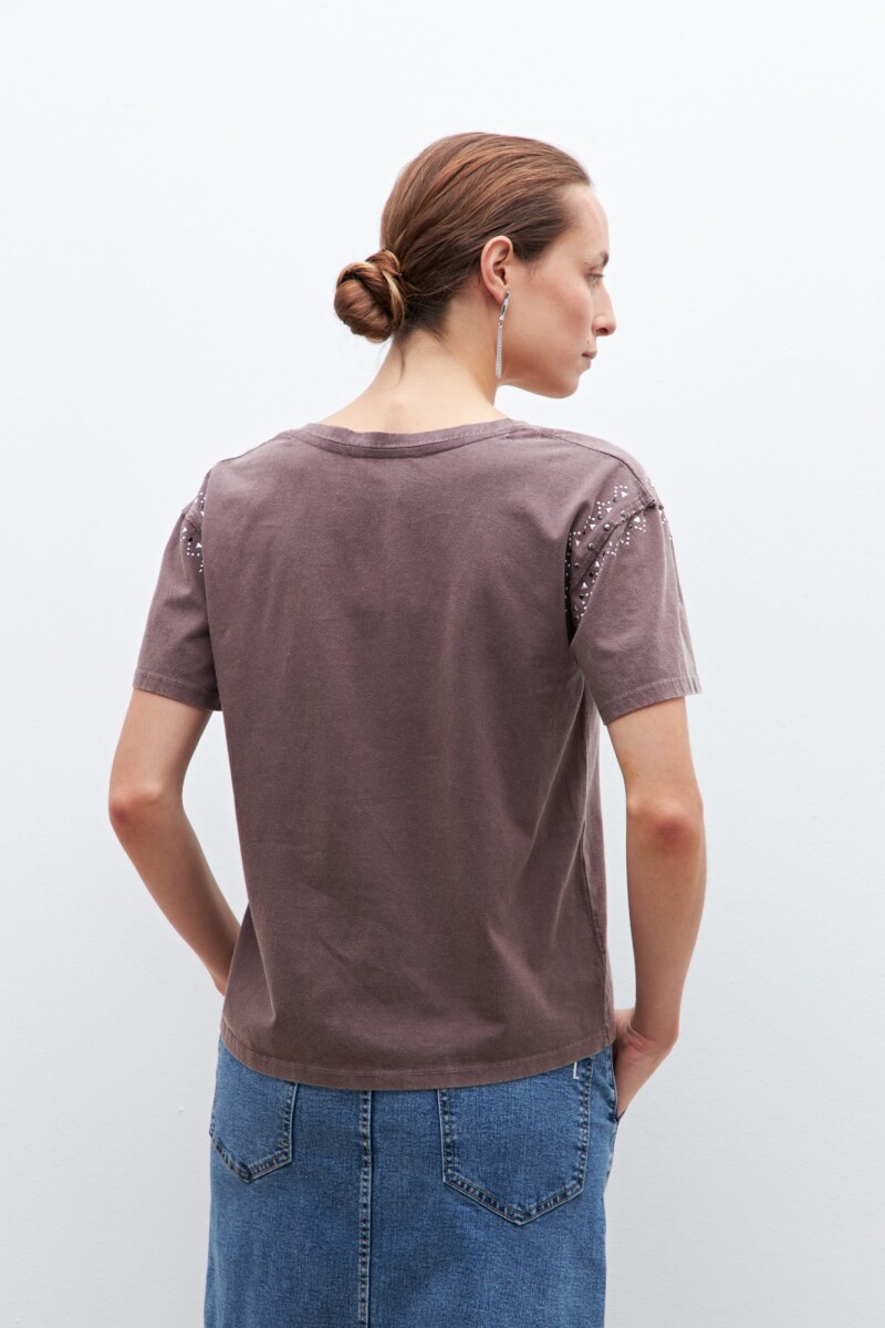 Remera con tachas chocolate