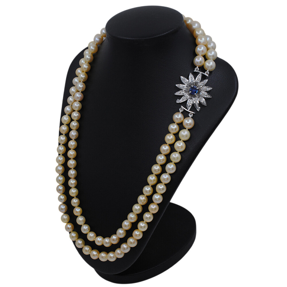 Collar de perlas mayor a menor con broche en oro 18k blanco, zafiro azul y brillantes Collar de perlas mayor a menor con broche en oro 18k blanco, zafiro azul y brillantes
