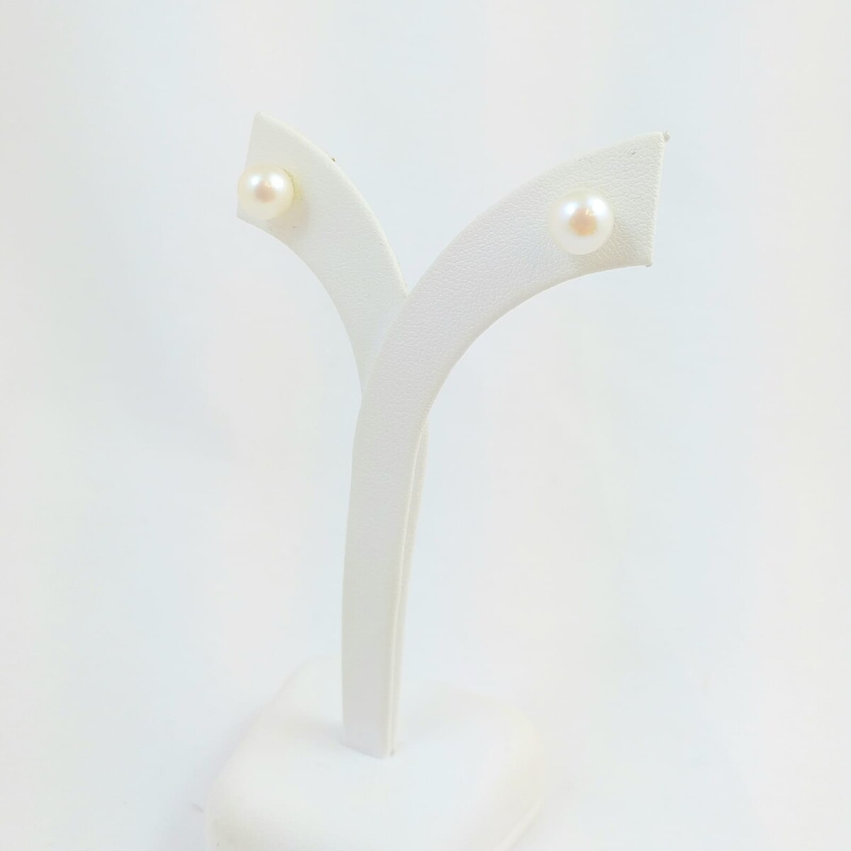 Caravanas de oro 18Ktes, perla de cultivo de 7 1/2mm, cierre perno y rosca. 