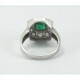 Hermoso anillo en platino con esmeralda central y brillantes Hermoso anillo en platino con esmeralda central y brillantes
