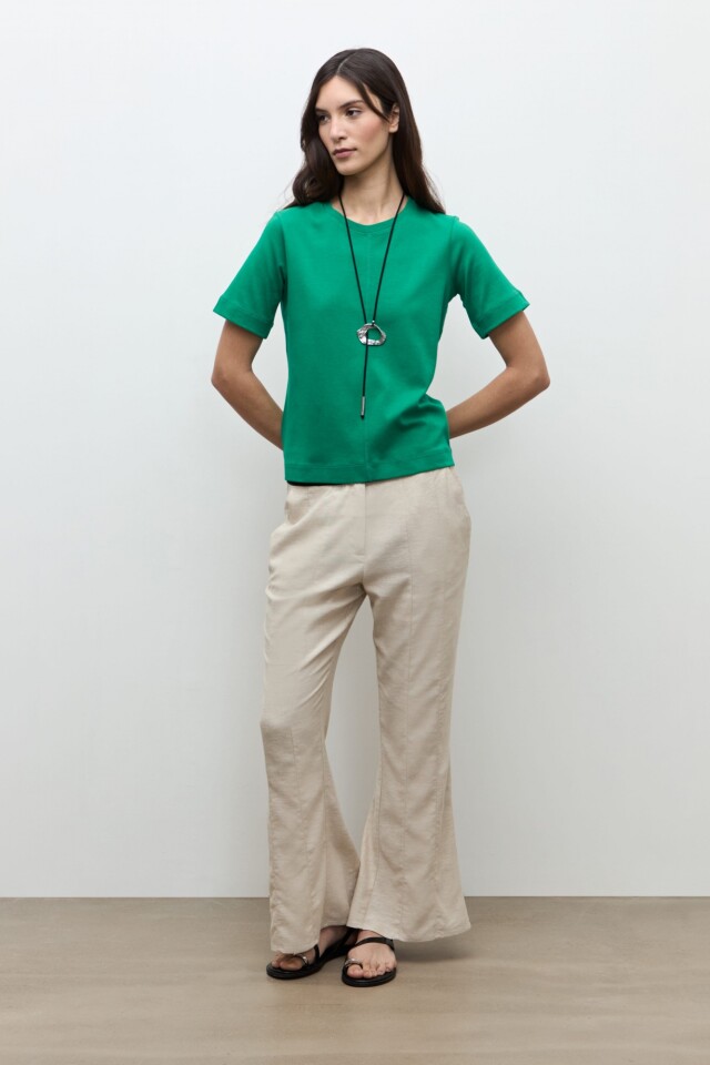 Remera con pespuntes verde