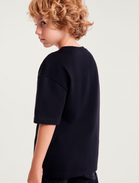 CAMISETA INFANTIL MODELO OVERSIZED CON ESTAMPA NEGRO