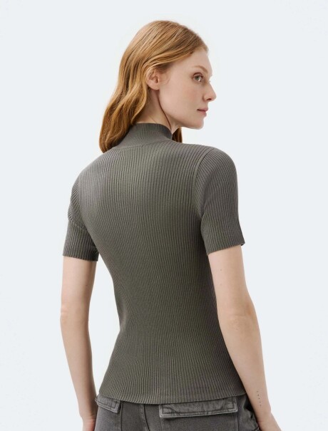 BLUSA TEJIDA CON CUELLO GRIS