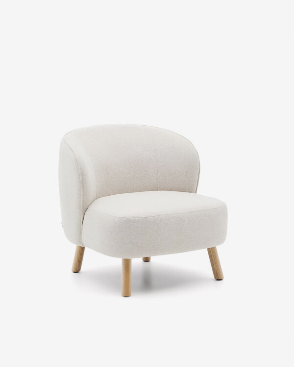 Butaca Ulit de chenilla beige y patas de madera maciza haya acabado natural