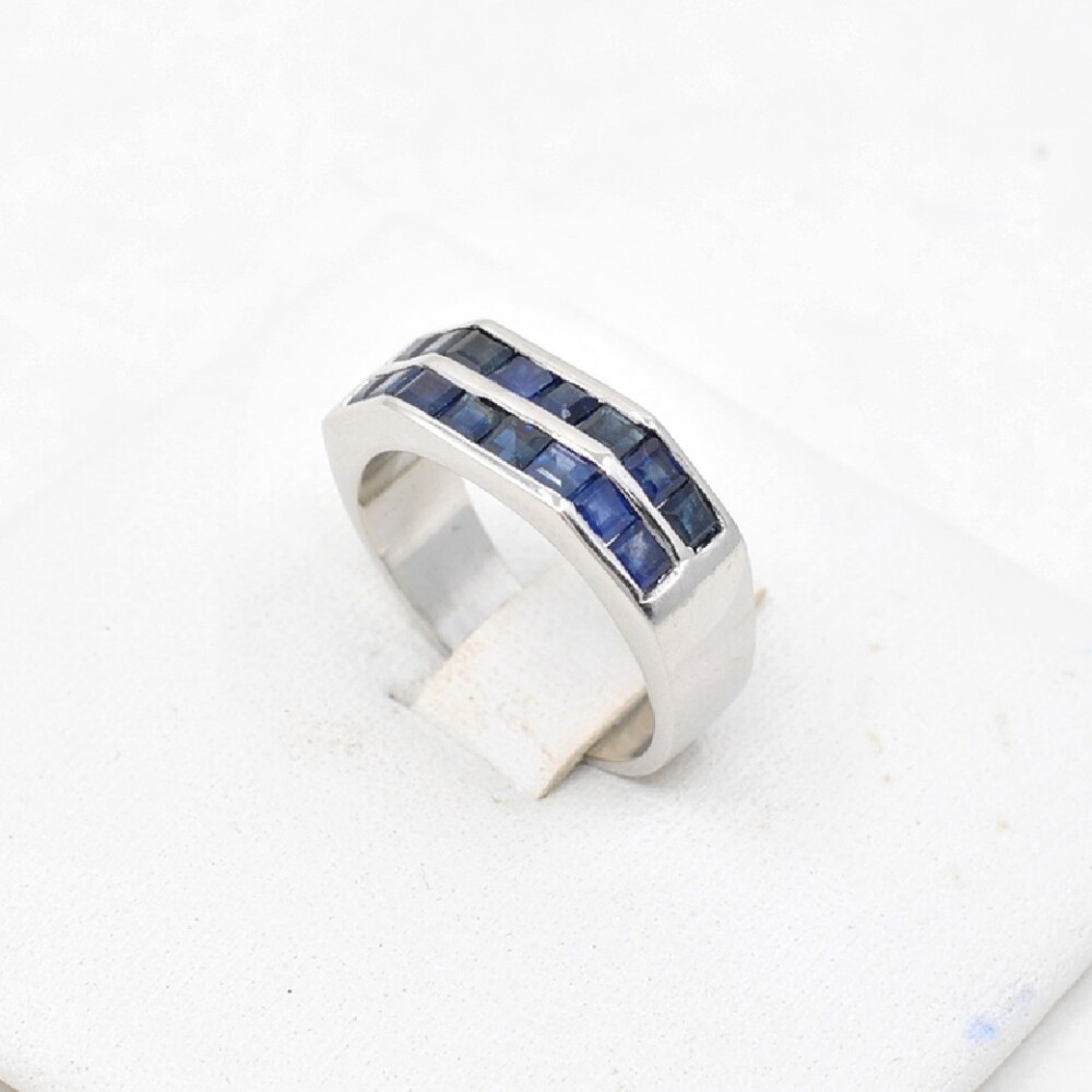 Anillo En Oro 18K Blanco Y Zafiros. Anillo En Oro 18K Blanco Y Zafiros.