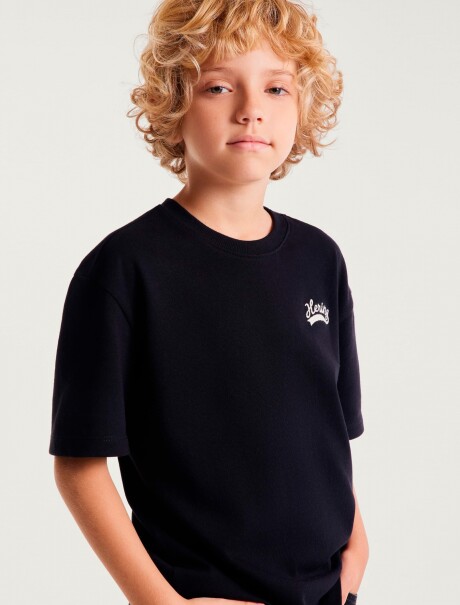 CAMISETA INFANTIL MODELO OVERSIZED CON ESTAMPA NEGRO