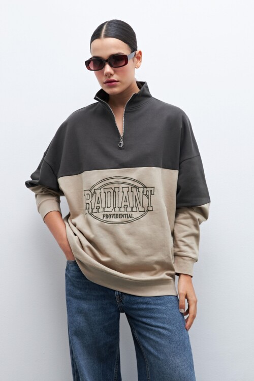 Buzo color block bordado beige