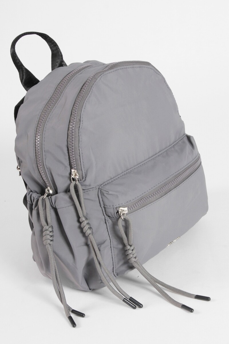Mochila mediana cierres con strap carry gris