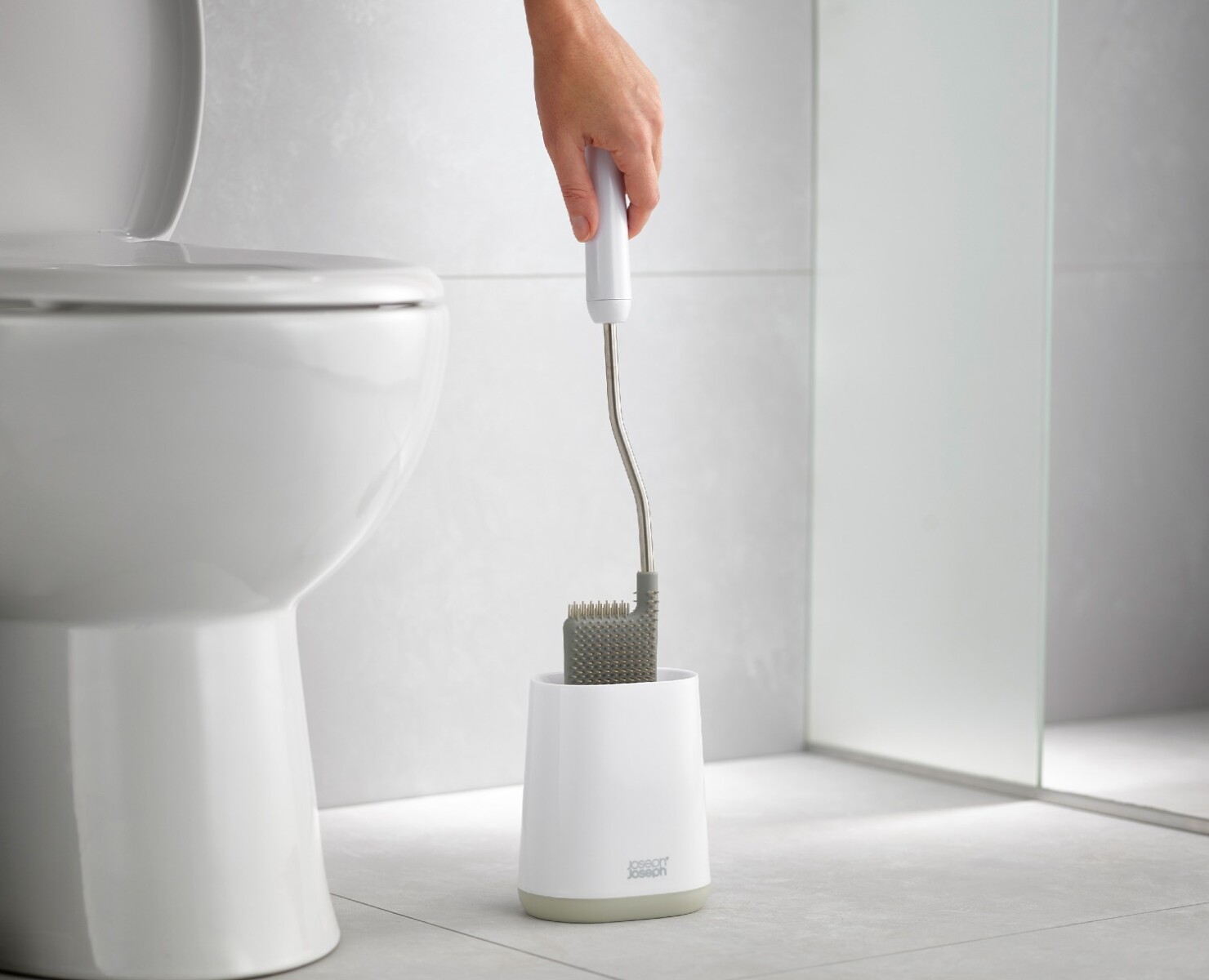 Escobilla para Inodoro Joseph Joseph Duo Flex™ Lite Blanco y Gris 