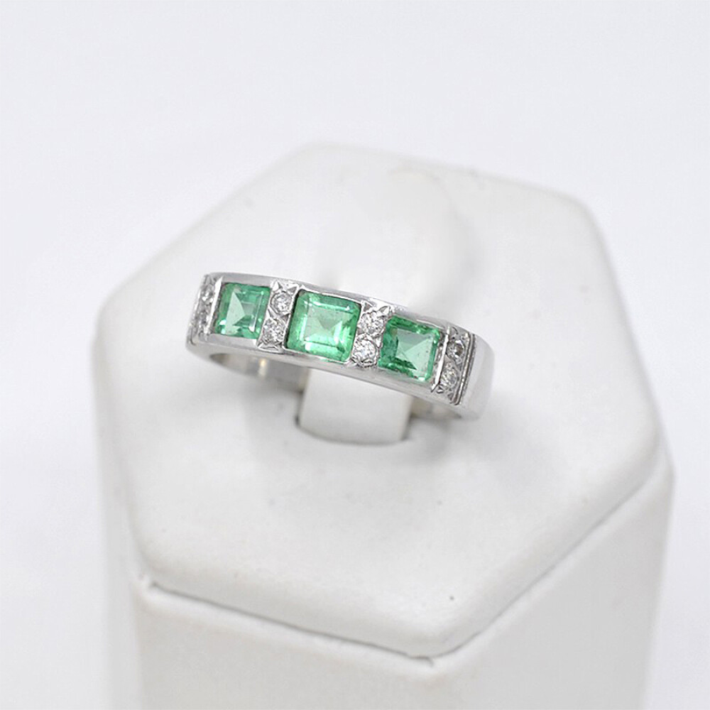 Anillo Oro Blanco 18K Brillantes Y Esmeralda Anillo Oro Blanco 18K Brillantes Y Esmeralda