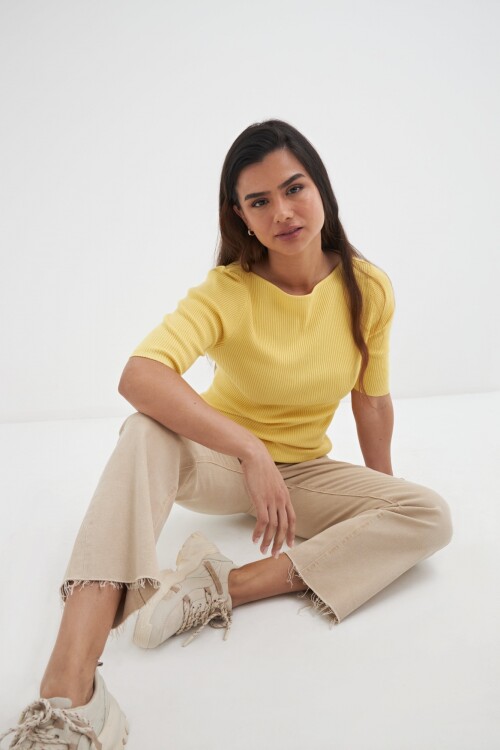 Sweater cuello bote AMARILLO