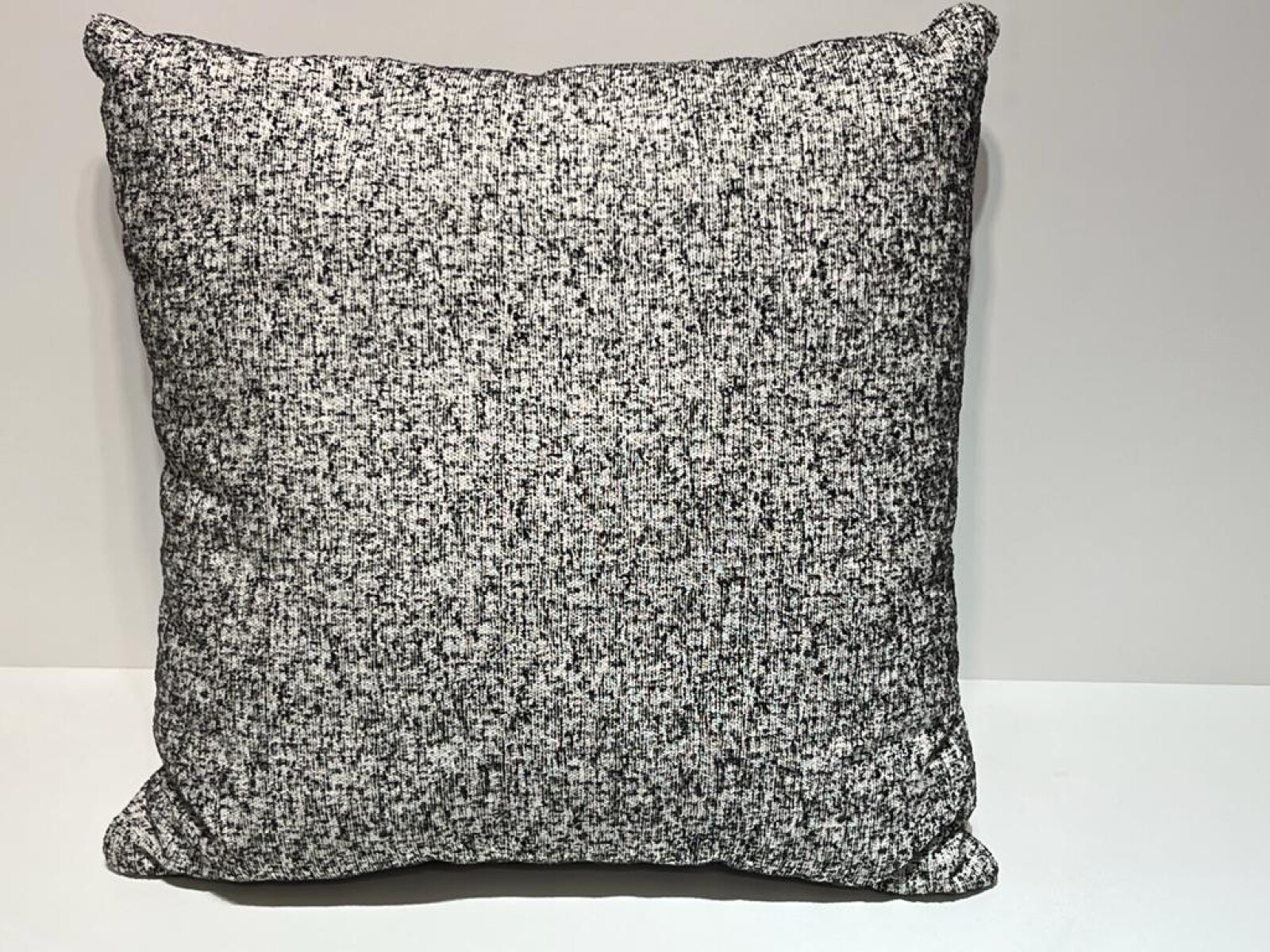 ALMOHADON BLANCO Y NEGRO JASPEADO 