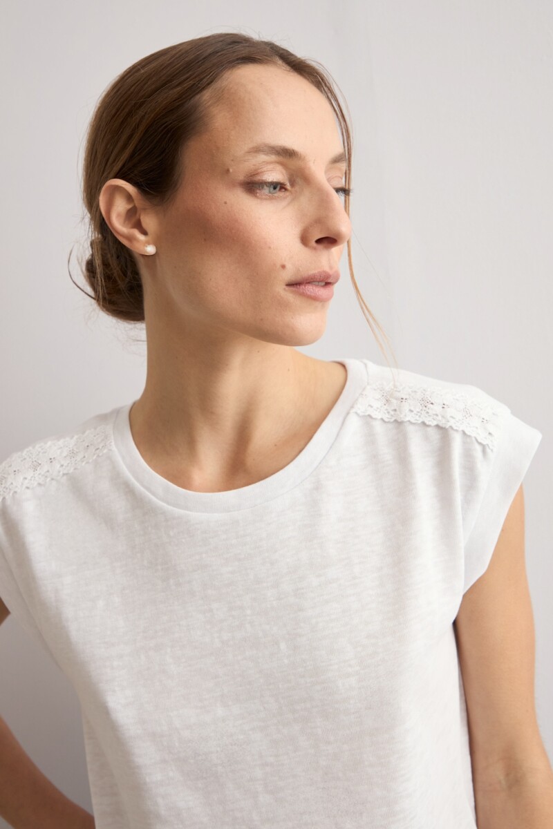 Remera puntilla de broderie blanco