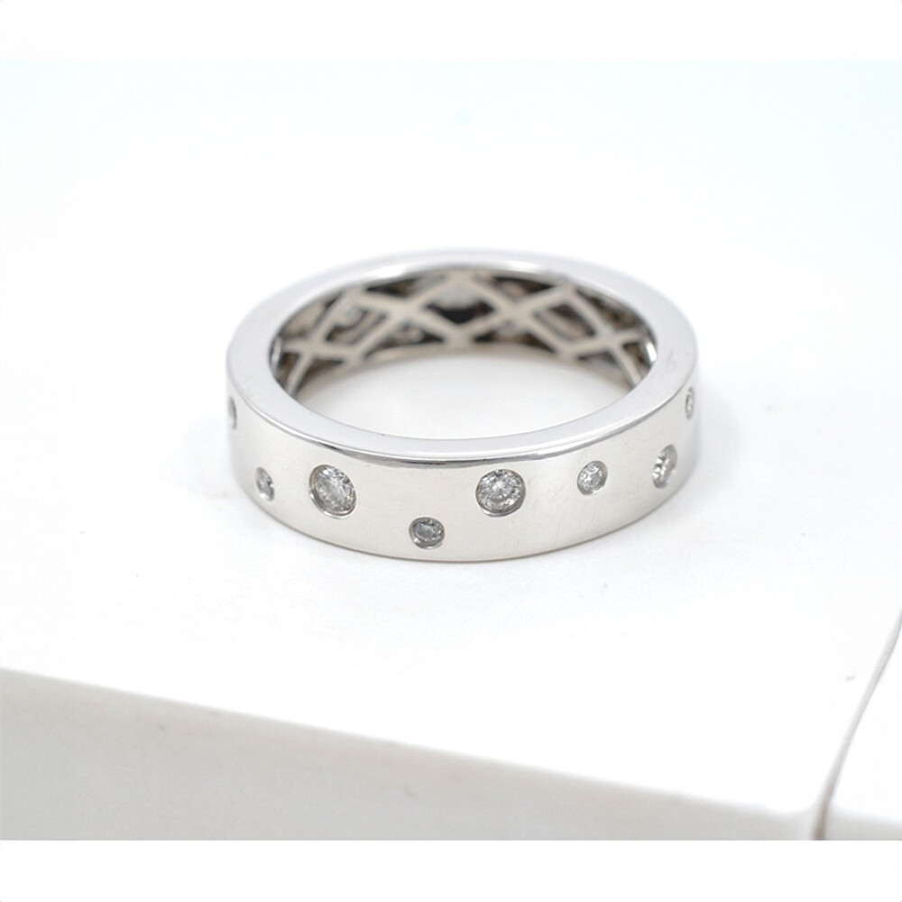 Anillo En Oro 18K Blanco Con Incrustaciones De Brillantes Anillo En Oro 18K Blanco Con Incrustaciones De Brillantes