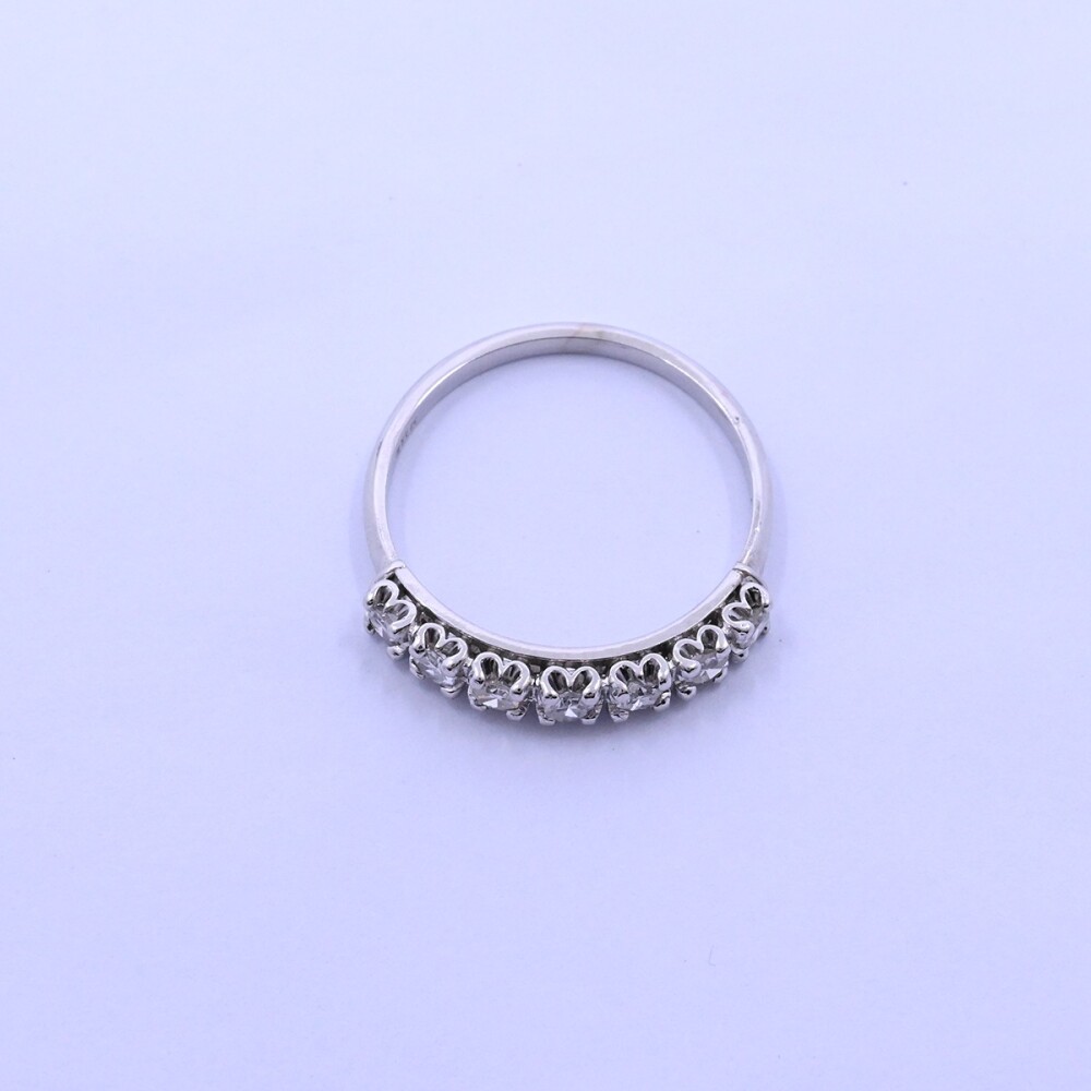Anillo medio sin fin oro 18k blanco con 7 brillantes engarce 4 puntas. Anillo medio sin fin oro 18k blanco con 7 brillantes engarce 4 puntas.